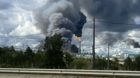 Ocho muertos y cientos de heridos deja incendio en planta química en el oriente de Rusia