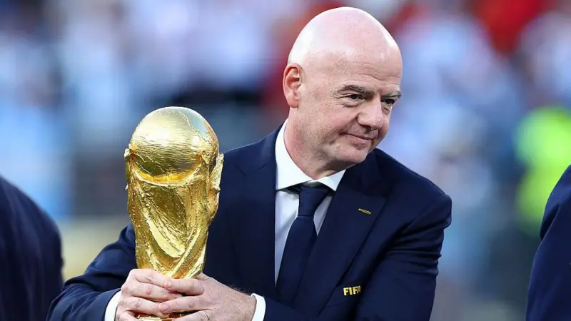 Quién es Gianni Infantino y cómo llegó a ser el hombre más poderoso y polémico del fútbol