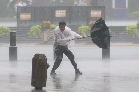 Tifón Dolphin obliga a evacuar cientos de miles de personas en el este de China