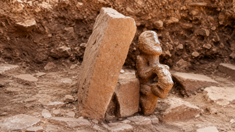 Hallan en Turquía escultura de 11.000 años que representa a una persona sobre un leopardo