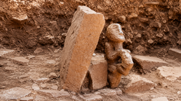 Hallan en Turquía escultura de 11.000 años que representa a una persona sobre un leopardo