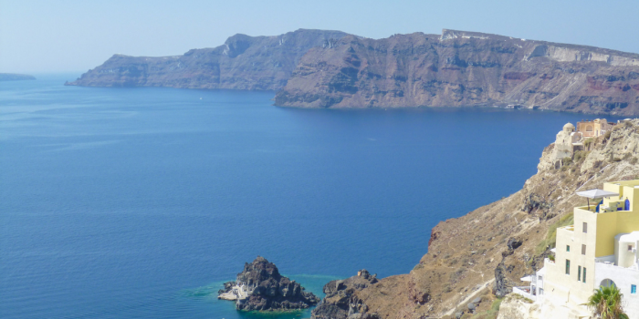 Therasia: la desconocida isla volcánica que se esconde frente a Santorini