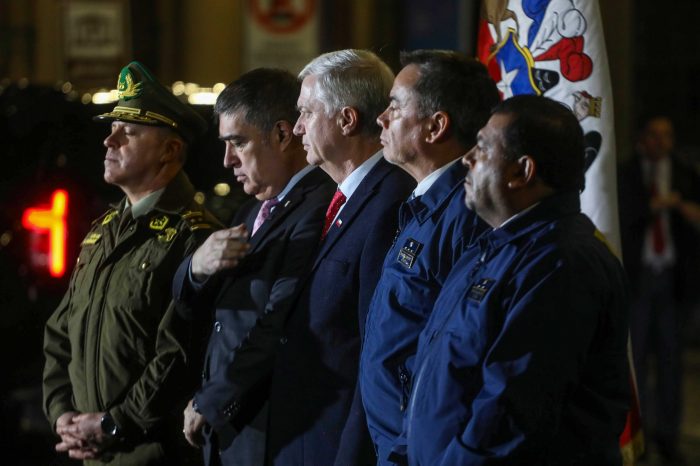 Presidente Kast reafirma respaldo a Carabineros desde Plaza de Armas: “La mano ha cambiado”