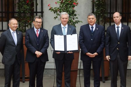 Kast firma reforma constitucional de seguridad y pide al Congreso una tramitación rápida