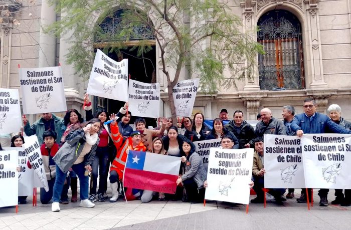 Trabajadores salmoneros se movilizan en Santiago y rechazan decisión del Tribunal Constitucional