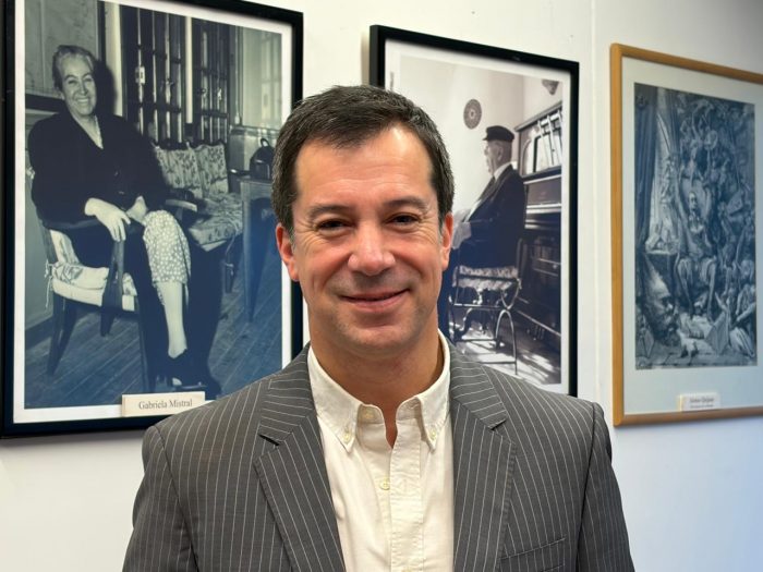 Exministro Lucas Palacios presentará libro de poesía