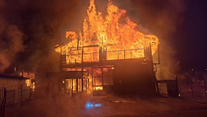Incendio destruye cuartel de Bomberos en Los Lagos: un fallecido y cinco viviendas afectadas