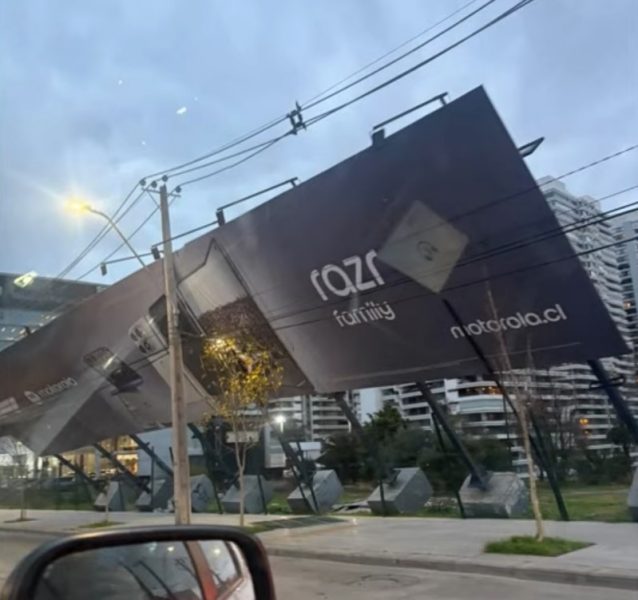 Sistema frontal golpea Santiago: gigantografía cae sobre tendido y deja miles sin luz