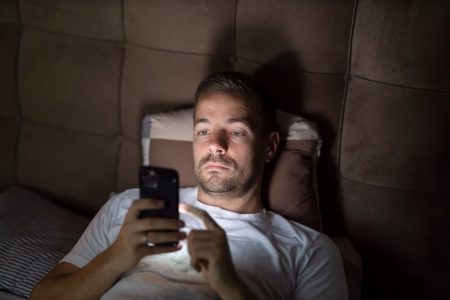 Doomscrolling: qué es, cómo reconocerlo y cómo dejar de consumir noticias negativas