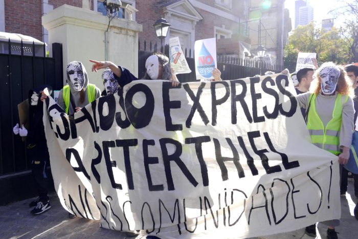 Cientos protestan frente a la casa de Peter Thiel en Buenos Aires pidiendo su desalojo