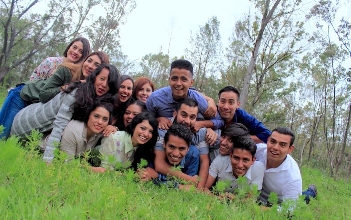 Jóvenes chilenos ante un futuro incierto: 68% se iría del país y solo 35% confía en comprar vivienda