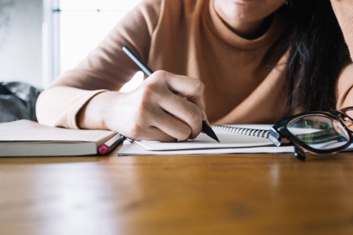 La ilusión de Becas Chile: exportamos talento, pero no construimos dónde recibirlo