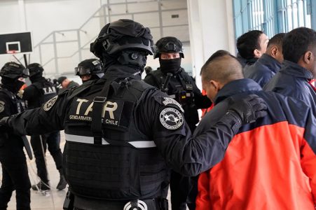 Operación Cancerbero: casi 200 reos de Cárcel de Valparaíso son trasladados a recinto de Talca