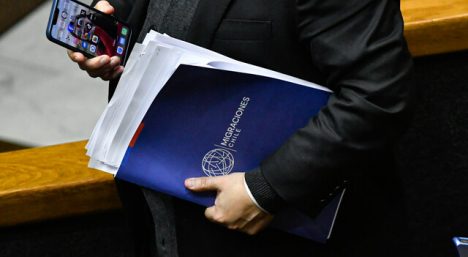 Choque de versiones por caso de haitiana reembarcada con sus hijas chilenas y bajo custodia del ICE