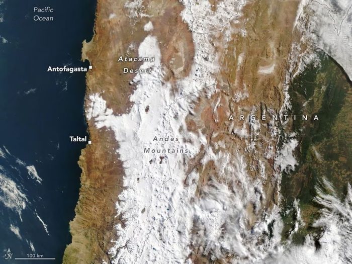 La nieve que atrae miradas pero cierra caminos: las dos caras del turismo en el desierto de Atacama