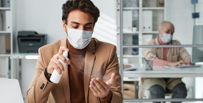¿Basta con vacunarse? Expertos llaman a reforzar la prevención de virus respiratorios