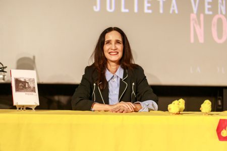 Julieta Venegas presentó su primer libro en Centro Cultural La Moneda junto a la cantante Ana Tijoux