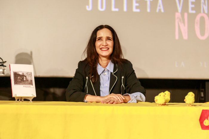 Julieta Venegas presentó su primer libro en Centro Cultural La Moneda junto a la cantante Ana Tijoux