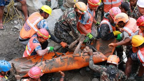 Riada en Nepal deja 1.287 muertos: dos hombres fueron rescatados luego de nueve días en túnel