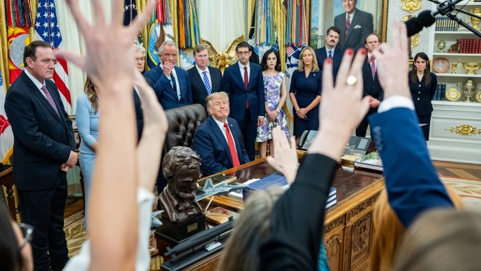 Juez dio plazo hasta el mediodía para que Trump justifique por qué no levantó su veto a los medios