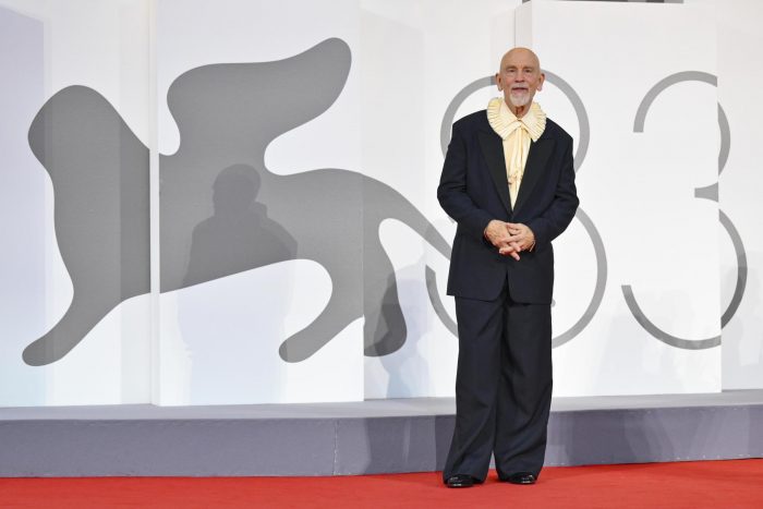 John Malkovich, aclamado en la Mostra por su comedia negra chilena 'Wild Horse Nine'