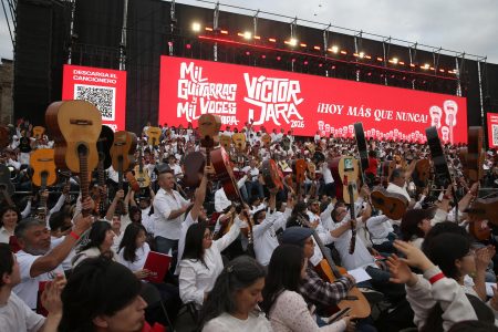 Miles de voces y guitarras recordaron a Víctor Jara junto al Cementerio General de Santiago