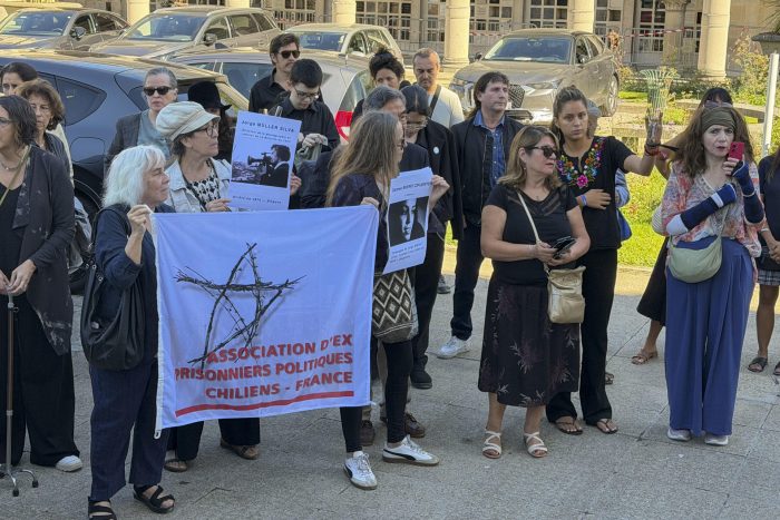 La comunidad chilena despidió al cineasta Patricio Guzmán en París