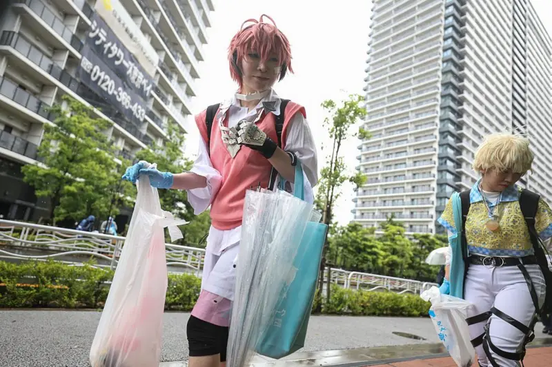 Los japoneses suelen llevarse la basura a sus casas e incluso recogen aquella que pueden encontrarse en el piso.