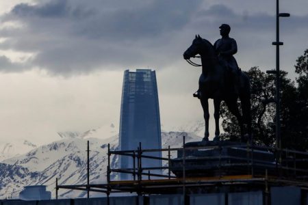 Retiran los muros que escondían el monumento a Baquedano con incluso despliegue de Carabineros