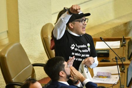Diputado Videla (Ind) es multado por manifestación en Congreso para prohibir la carrera de galgos