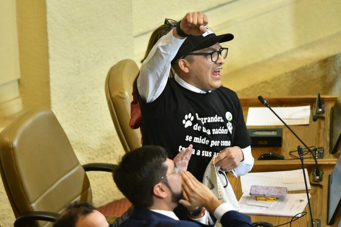 Diputado Videla (Ind) es multado por manifestación en Congreso para prohibir la carrera de galgos