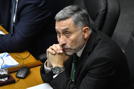 Admisión de senador Vial sobre reforma de seguridad abre nuevo flanco en el oficialismo