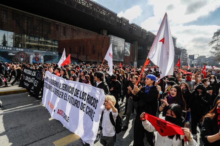 Estudiantes salen a las calles contra el Foro Madrid y oposición articula contrapunto político