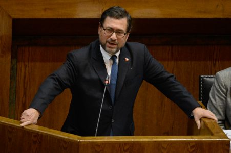 Canciller se defiende como gato de espaldas ante solicitud de renuncia: “Usted no es el Presidente”