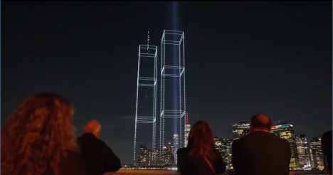 Una luz por cada víctima: 2.977 drones recrean las Torres Gemelas en Nueva York