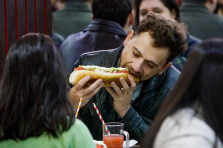 Chile lo sufre: Advierten notoria subida de precios del completo por crisis económica