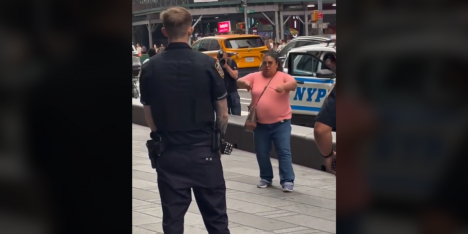 Nueva York: mujer fue abatida por la policía en Times Square tras apuñalar a dos personas