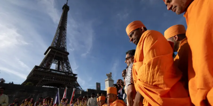Abren investigación tras sustituir a mujeres por hombres en la Torre Eiffel durante visita religiosa