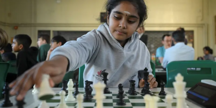 Niña prodigio británica de 11 años es la gran maestra más joven de la historia del ajedrez