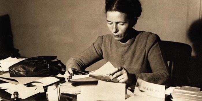 Quién es Simone de Beauvoir, la escritora que sacaron de la lista de Prodemu