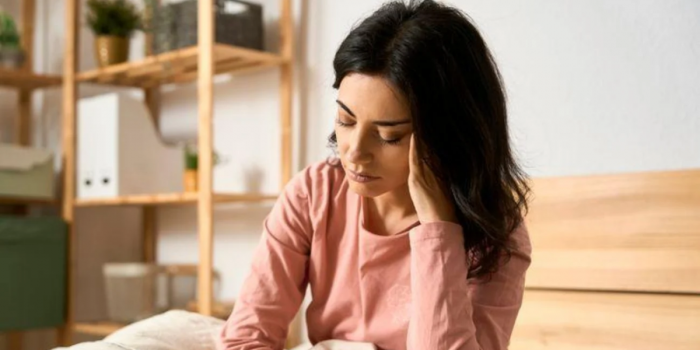 Por qué más mujeres sufren ataques de migraña que los hombres (y qué puede ayudar a calmar el dolor)