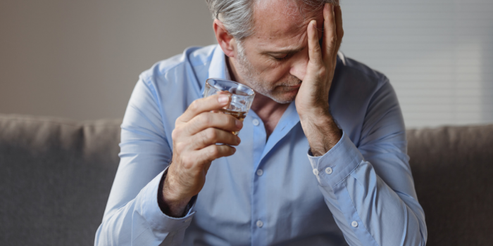 Dependencia al alcohol en adultos mayores: las señales que suelen confundirse con la edad