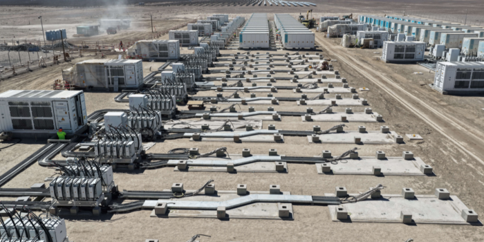Proyecto de almacenamiento energético de Enel recibe sus primeras baterías en Chile