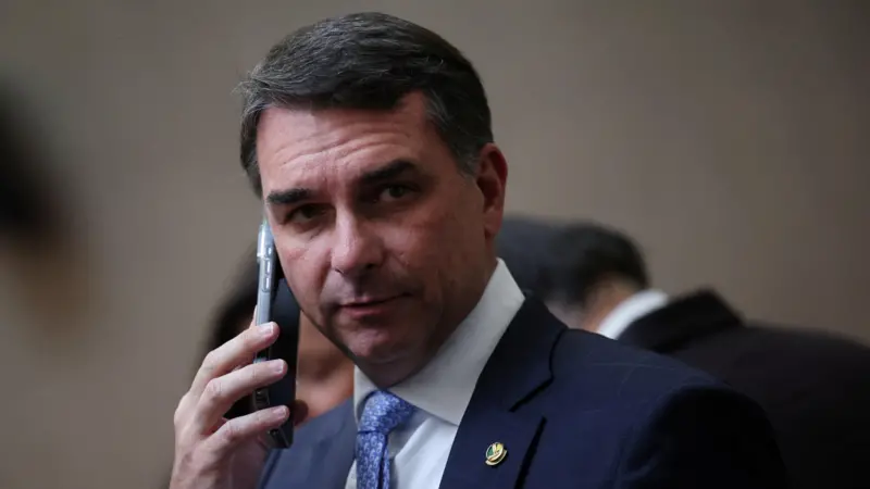 La investigación por corrupción contra el candidato presidencial brasileño Flavio Bolsonaro
