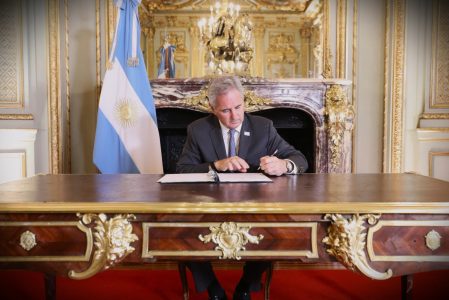Argentina denuncia vuelos británicos entre Malvinas y Punta Arenas y prepara sanciones