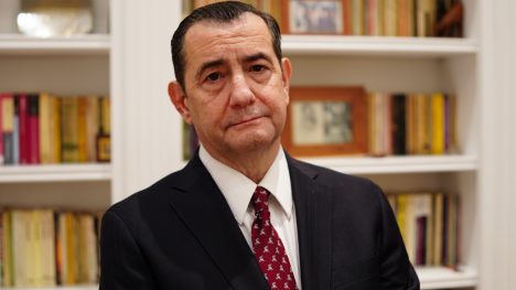 Poeta Andrés Morales: “En España la actividad literaria es incesante, en Chile nadie te pesca”