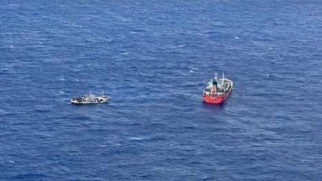 Armada fiscaliza flota extranjera cerca de Rapa Nui: detecta 21 pesqueros en faenas extractivas