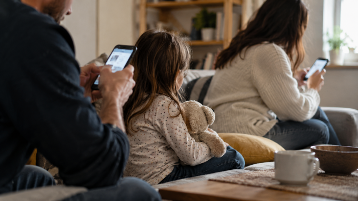Si queremos proteger a la infancia de las  redes sociales… miremos a los adultos