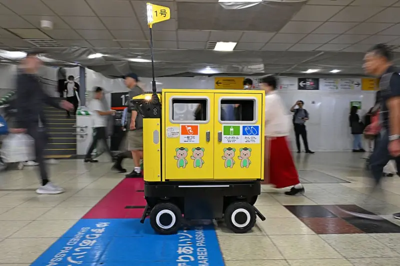 En una estación de Metro están siendo probados unos cestos de basura robotizados.