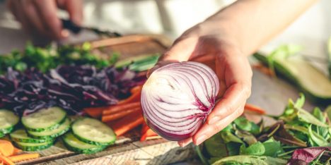 Estudio chileno de compuesto natural en frutas y verduras busca frenar cáncer avanzado de próstata